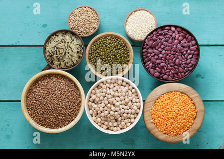 Diverses céréales (haricots, lentilles, riz, pousada olhar da sereia) dans des bols en bois Banque D'Images