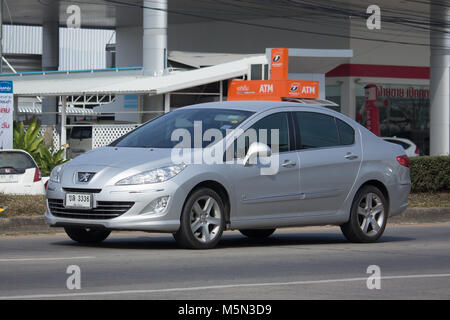 CHIANG MAI, THAÏLANDE - 19 janvier 2018 : voiture, Peugeot 408. Photo road no.121 à environ 8 km du centre-ville de Chiang Mai, Thaïlande. Banque D'Images