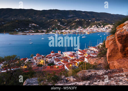 Voir l'île de Poros et Galatas village de Péloponnèse, Grèce. Banque D'Images