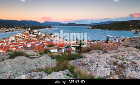 Voir l'île de Poros et Galatas village de Péloponnèse, Grèce. Banque D'Images