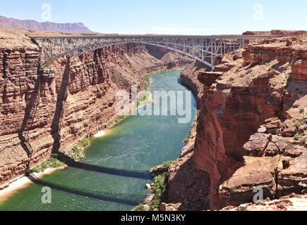 En Navajo Canyon Ponts . Ceux qui voyagent à travers le pays sur la route 89A entre les ressorts amer et Jacob Lake AZ arrivent à deux ponts similaires en apparence enjambant la rivière Colorado. Ces deux ponts, l'un et l'autre historique nouvelle, représentent l'un des sept postes frontaliers de la rivière Colorado pour 750 milles (1207 km). Le pont historique sert maintenant d'un pont piétonnier et fournit aux visiteurs un b Banque D'Images