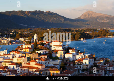 Voir l'île de Poros et Galatas village de Péloponnèse, Grèce. Banque D'Images