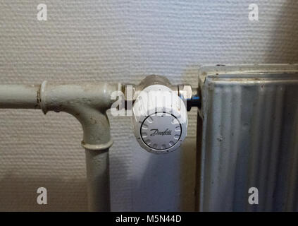 Thermostat Danfoss analogique blanc sur un vieux radiateur en Danemark Banque D'Images