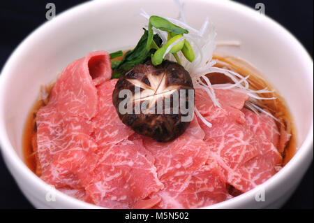Soupe de nouilles soba wagyu crue soupe chaude dîner mashroom Banque D'Images