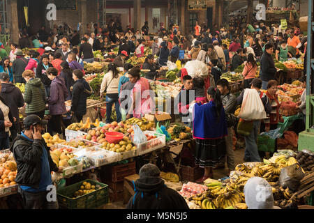 Silvia marché près de Popayan en Colombie avec les gens de la vente et l'achat de fruits et légumes Banque D'Images