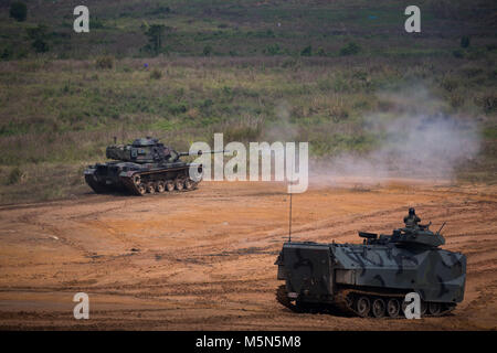 Un Royal Thai M60A1 char de combat interarmes incendies lors d'un exercice de tir réel dans le cadre de l'exercice Gold Cobra 18, Ban Chan Krem, Thaïlande, le 23 février 2018. Gold Cobra 18 est un exercice annuel effectué dans le royaume de Thaïlande et se déroule du 10 févr. 13 à 23 avec 12 nations participantes. (U.S. Marine Corps photo par le Sgt. Rebecca L. Floto) Banque D'Images
