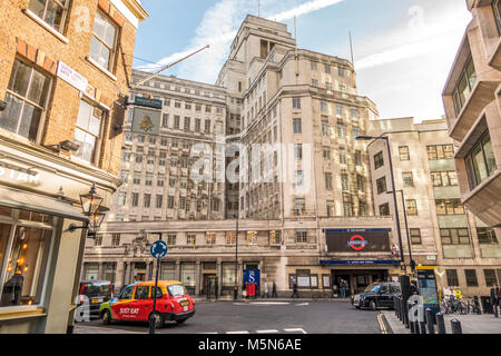 St James's Park underground tube station et le bâtiment au-dessus de la période art déco, 55 Broadway (le premier gratte-ciel de Londres). Le centre de Londres, Angleterre, Royaume-Uni. Banque D'Images