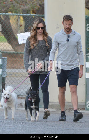 Ex-F1 Jenson Button et ace amie Brittny Ward out promènent leurs chiens à Los Angeles, Californie comprend : Jenson Button, Brittny Ward Où : West Hollywood, California, United States Quand : 24 Jan 2018 Credit : WENN.com Banque D'Images