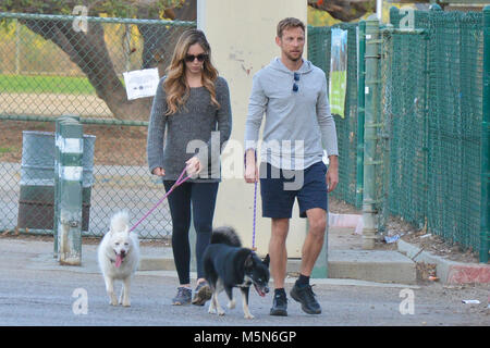 Ex-F1 Jenson Button et ace amie Brittny Ward out promènent leurs chiens à Los Angeles, Californie comprend : Jenson Button, Brittny Ward Où : West Hollywood, California, United States Quand : 24 Jan 2018 Credit : WENN.com Banque D'Images