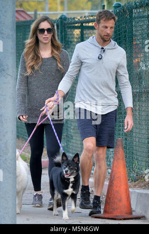 Ex-F1 Jenson Button et ace amie Brittny Ward out promènent leurs chiens à Los Angeles, Californie comprend : Jenson Button, Brittny Ward Où : West Hollywood, California, United States Quand : 24 Jan 2018 Credit : WENN.com Banque D'Images