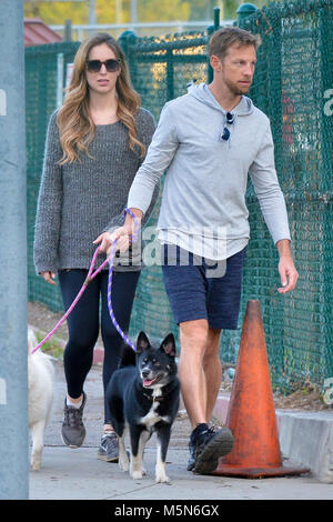 Ex-F1 Jenson Button et ace amie Brittny Ward out promènent leurs chiens à Los Angeles, Californie comprend : Jenson Button, Brittny Ward Où : West Hollywood, California, United States Quand : 24 Jan 2018 Credit : WENN.com Banque D'Images