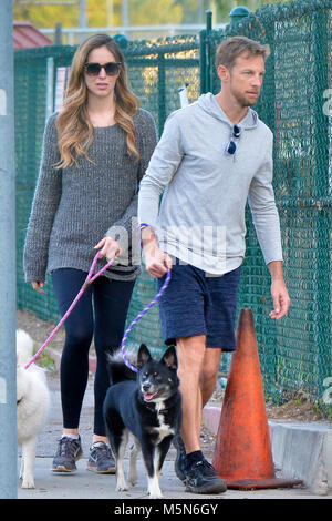 Ex-F1 Jenson Button et ace amie Brittny Ward out promènent leurs chiens à Los Angeles, Californie comprend : Jenson Button, Brittny Ward Où : West Hollywood, California, United States Quand : 24 Jan 2018 Credit : WENN.com Banque D'Images