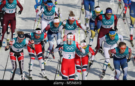 Départ en masse de la Ladies' 30km départ groupé Classic à l'Alpensia Cross Country Centre de jour seize des Jeux Olympiques d'hiver de 2018 à PyeongChang en Corée du Sud. Banque D'Images