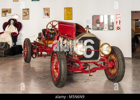Malaga, Espagne - décembre 7, 2016 : un numéro 6 est peint sur le radiateur de voiture antique affiché à Malaga, Musée de l'automobile. Banque D'Images