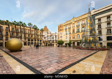 Malaga, Espagne - décembre 7, 2016 : la Place de la Constitution (Plaza de la Constitucion de Malaga) dans la matinée, décorée pour Noël au centre-ville de Banque D'Images