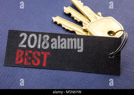 Texte manuscrit montrant 2018 meilleure. Concept d'affaires écrit pour Choix Revue écrite sur papier note jointe à clé, fond noir avec un espace clos Banque D'Images
