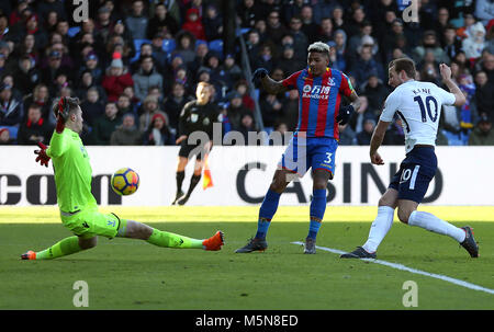 Tottenham Hotspur Harry Kane (à droite) tente un tir au but lors de la Premier League match à Selhurst Park, Londres. Banque D'Images