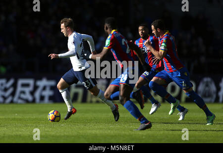 Tottenham Hotspur's Christian Eriksen (à gauche) au cours de la Premier League match à Selhurst Park, Londres. Banque D'Images