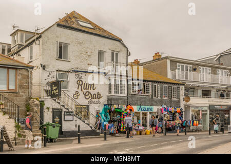 Magasins et restaurants sur le front de mer de St Ives, Cornwall, UK. Banque D'Images