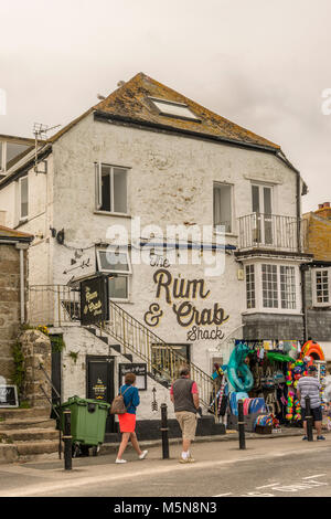 Magasins et restaurants sur le front de mer de St Ives, Cornwall, UK. Banque D'Images