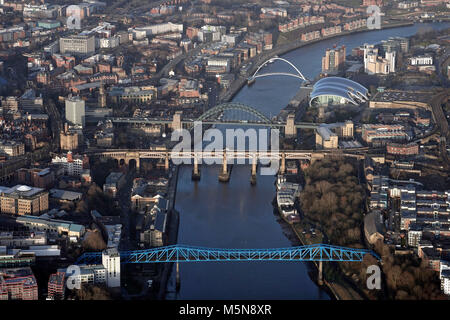 Une vue aérienne de (du bas), la reine Elizabeth II, pont, pont de haut niveau (le pont tournant est caché derrière le pont de haut niveau),Pont Tyne et Gateshead Millennium Bridge, qui enjambent la rivière Tyne à Newcastle. En l'espace de moins d'un mille sept ponts relient avec Newcastle Gateshead. Banque D'Images