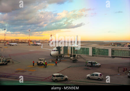 L'AÉROPORT DE VENISE - Italie - Décembre 18 : Avion au terminal gate prêt à décoller au coucher du soleil le 18 décembre 2017 Banque D'Images