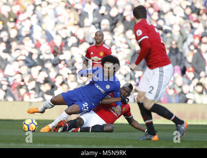 Paul Pogba Manchester United, Chelsea's défis Willian (à gauche) au cours de la Premier League match à Old Trafford, Manchester. Banque D'Images