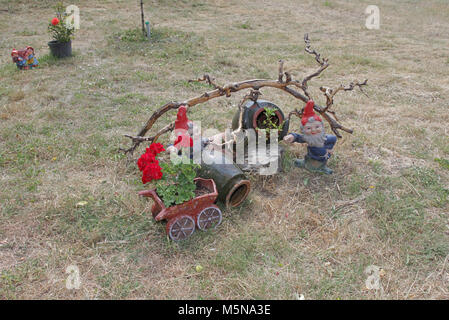 Les gnomes. Les nains de jardin et des fleurs sur la pelouse pour la décoration. Copie de l'espace pour votre texte. L'espace vide. Banque D'Images