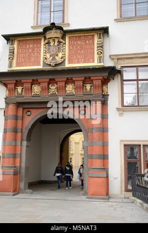 Les gens qui passent par la porte de la Renaissance à l'extérieur de la Hofburg à Vienne, Autriche. Banque D'Images