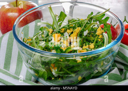 Salade de pissenlit délicieux dans un bol en verre Banque D'Images