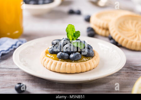 Tartelette citron curd avec des bleuets frais Banque D'Images