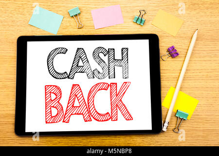 L'écriture de texte montrant Cashback Cash Back. Concept d'affaires pour l'assurance de l'argent écrit sur fond de bois comprimé, avec post-it et un stylo Banque D'Images