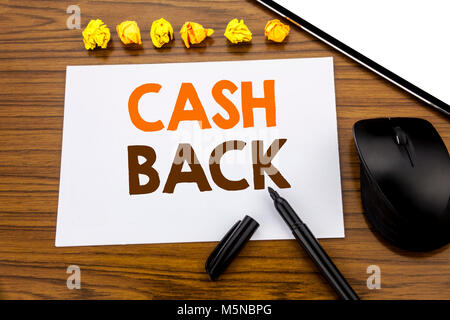 Par contre l'écriture de texte conceptuel montrant Cashback Cash Back. Concept d'affaires pour l'assurance de l'argent sur papier sticky note écrite sur fond de bois avec m Banque D'Images