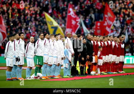 Les deux, le stand de l'équipe pour l'hymne national avant le coup d'envoi lors de la finale de la Coupe du buffle au stade de Wembley, Londres. Banque D'Images