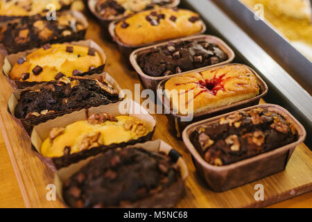Muffin maison sur une planche de bois. Banque D'Images