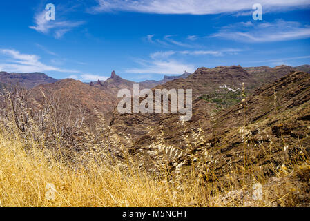 Vue sur les montagnes de Gran Canaria avec Roque Nublo, Roque Bentayga et le village Carrizal de Tejeda Banque D'Images