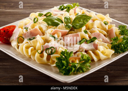 Les pâtes à la carbonara sur fond de bois Banque D'Images