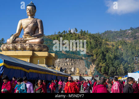 Thimphu, Bhoutan. Circumambulating bhoutanais le Grand Bouddha Statue. Dordenma Le bouddha est assis dans la geste Bhumisparsha, appelant la terre pour avec Banque D'Images