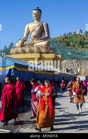 Thimphu, Bhoutan. Circumambulating bhoutanais le Grand Bouddha Statue. Dordenma Le bouddha est assis dans la geste Bhumisparsha, appelant la terre pour avec Banque D'Images