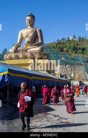 Thimphu, Bhoutan. Circumambulating bhoutanais le Grand Bouddha Statue. Dordenma Le bouddha est assis dans la geste Bhumisparsha, appelant la terre pour avec Banque D'Images