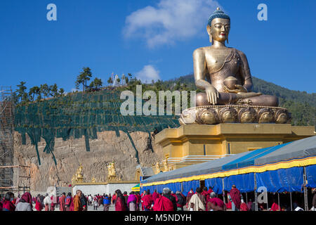 Thimphu, Bhoutan. Circumambulating bhoutanais le Grand Bouddha Statue. Dordenma Le bouddha est assis dans la geste Bhumisparsha, appelant la terre pour avec Banque D'Images