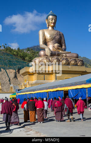 Thimphu, Bhoutan. Circumambulating bhoutanais le Grand Bouddha Statue. Dordenma Le bouddha est assis dans la geste Bhumisparsha, appelant la terre pour avec Banque D'Images