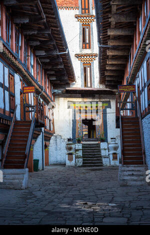 Jakar, le Bhoutan. À l'intérieur de l'Jakar Dzong (Monastery-Fortress). Banque D'Images