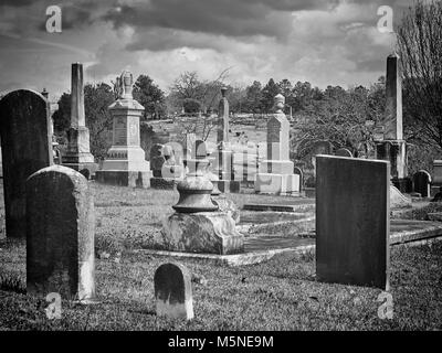 Vieux cimetière Oakwood avec stèles, pierres tombales et monuments créé au début des années 1800, pour toutes les religions à Montgomery, Alabama, USA. Banque D'Images