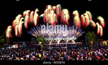 Pasay City, Philippines. Feb 24, 2018. L'Allemagne a montré qu'ils êtes entrée pour la 2e semaine de la bataille pour la suprématie du ciel au 9ème Concours International Philippines art pyromusical (PIPC) tous les samedis du 17 février au 24 mars 2018 au centre commercial Mall of Asia (côté mer) au sol, Pasay City le 24 février 2018. Cette année 10 participants de différents pays seront s'allume Manille ciel nocturne comme ils aller de l'avant pour mettre en valeur leur savoir-faire et l'art public à la Philippine. Credit : Gregorio B. Dantes Jr./Pacific Press/Alamy Live News Banque D'Images