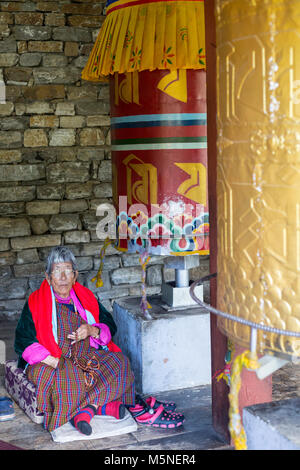 Thimphu, Bhoutan. Adorateur avec Chapelet et roues de prière au National Memorial chorten. Banque D'Images