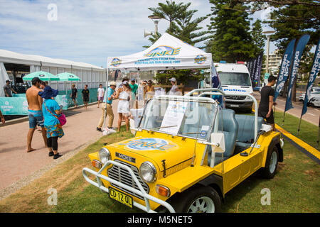 Mini véhicule moke Austin Leyland jaune à la plage de Manly à Sydney, Australie Banque D'Images