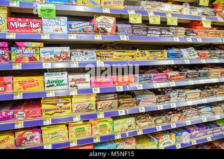 Miami Beach Florida,Walgreens,pharmacie,drugstore,sucreries M&M,chocolat, étalages de vente étagères,Sugar Babies,Goobers,Life Savers,calories,étalage Banque D'Images