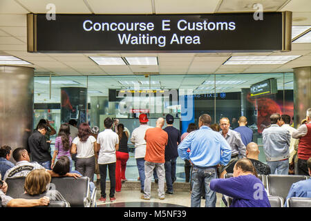 Miami Florida International Airport MIA, terminal, homme hispanique hommes hommes, femme femmes femmes, familles, zone d'attente à l'arrivée, panneau, Douanes, FL101216004 Banque D'Images