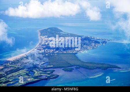 Aéroport international de Miami Florida MIA, American Airlines, vue aérienne du dessus, Key Biscayne, vue sur les sièges de fenêtre, Biscayne Bay, océan Atlantique, LO Banque D'Images